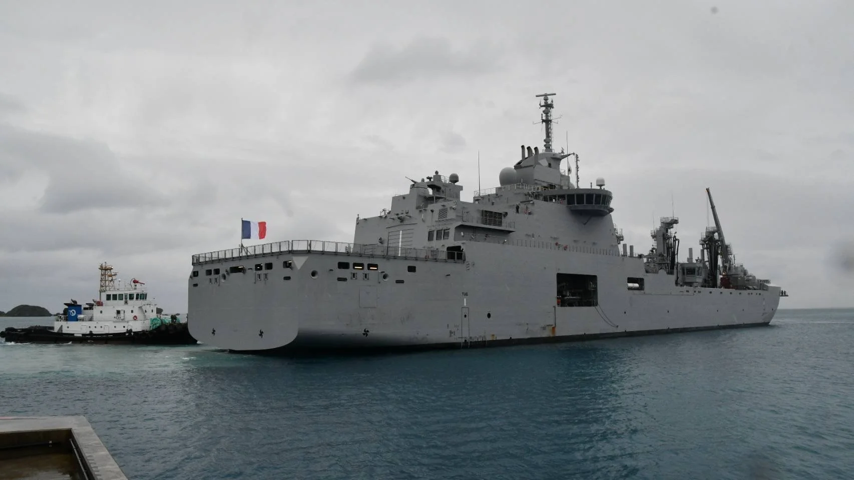 Le bâtiment ravitailleur de forces Jacques Chevallier arrive à Okinawa