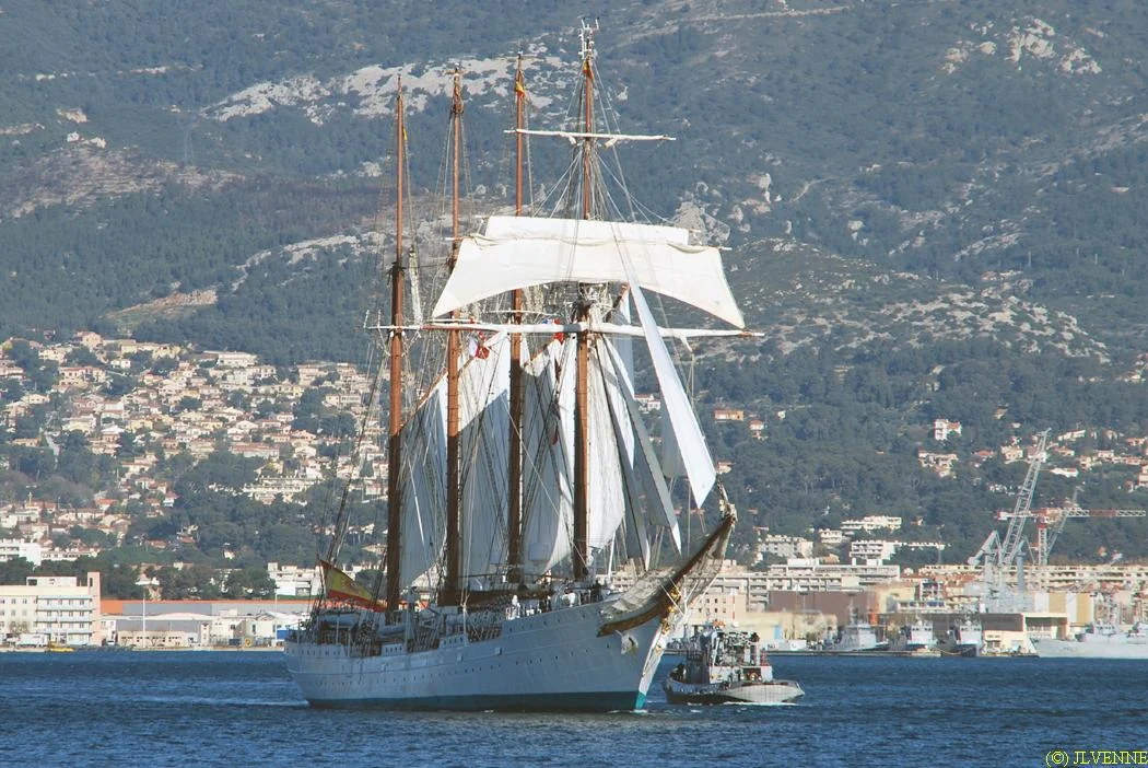 Le voilier-école espagnol Juan Sebastian de Elcano appareille de Toulon