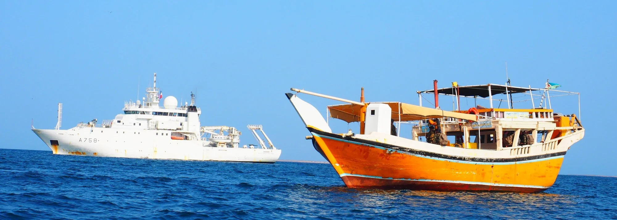 Le Beautemps-Beaupré effectue un exercice de visite grandeur nature sur un boutre djiboutien