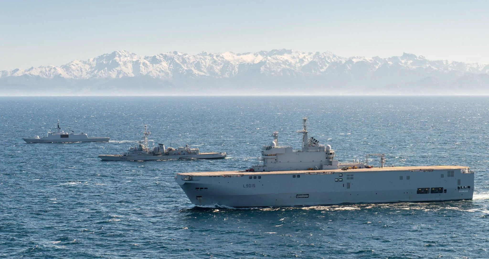 Le BPC Dixmude, la FLF Aconit, la frégate anti-sous-marine Montcalm s'entraînent au nord de la Corse