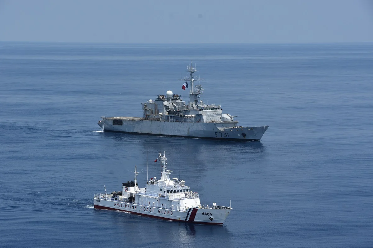 Le patrouilleur philippin Capones et la frégate Prairial