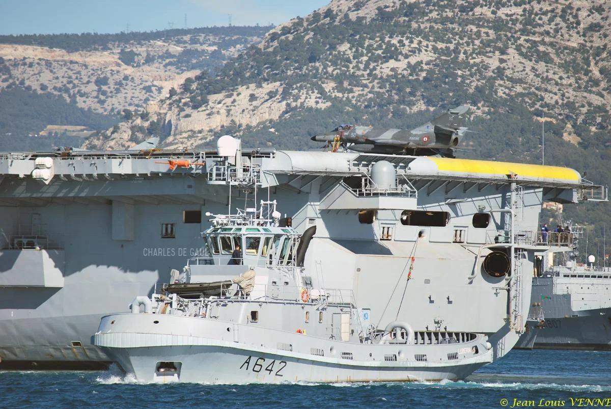 Le porte-avions Charles de Gaulle rentre de mer