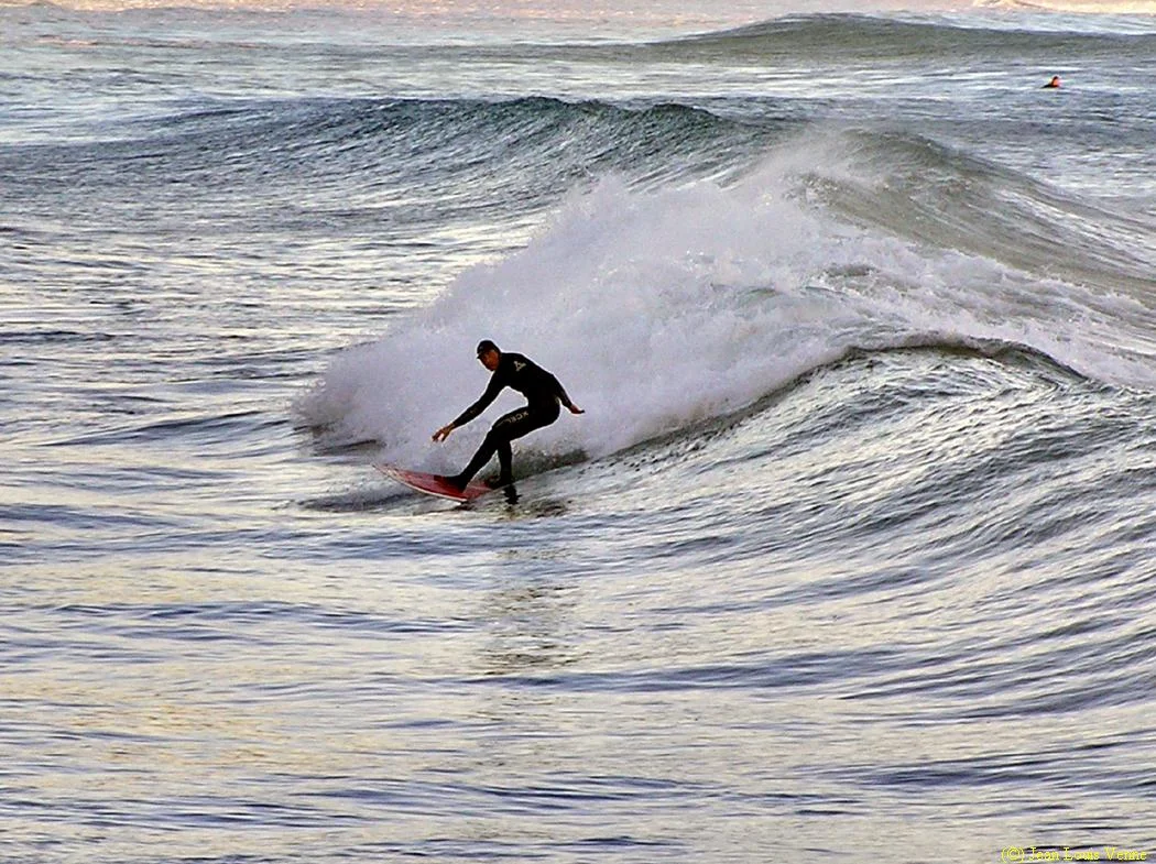 La tempête ne semble pas effrayer ce surfeur