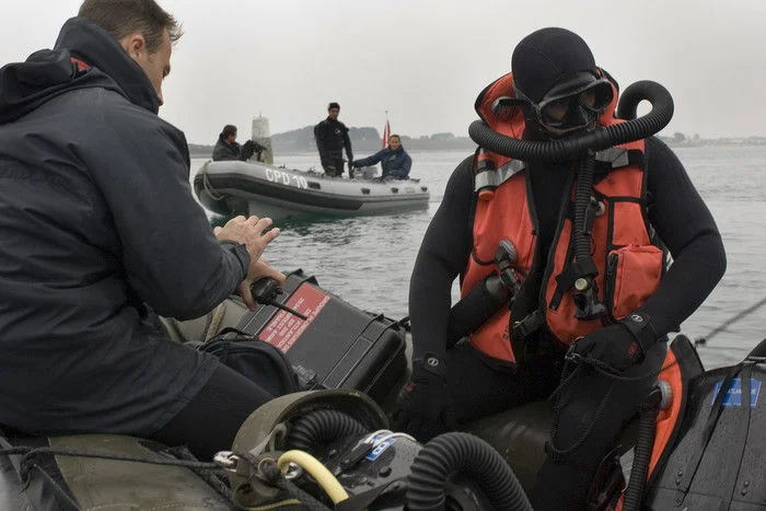 Les plongeurs se préparent Ã  détruire les bombes