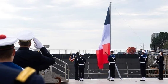 Première levée des couleurs pour la frégate multi-missions défense aérienne Alsace