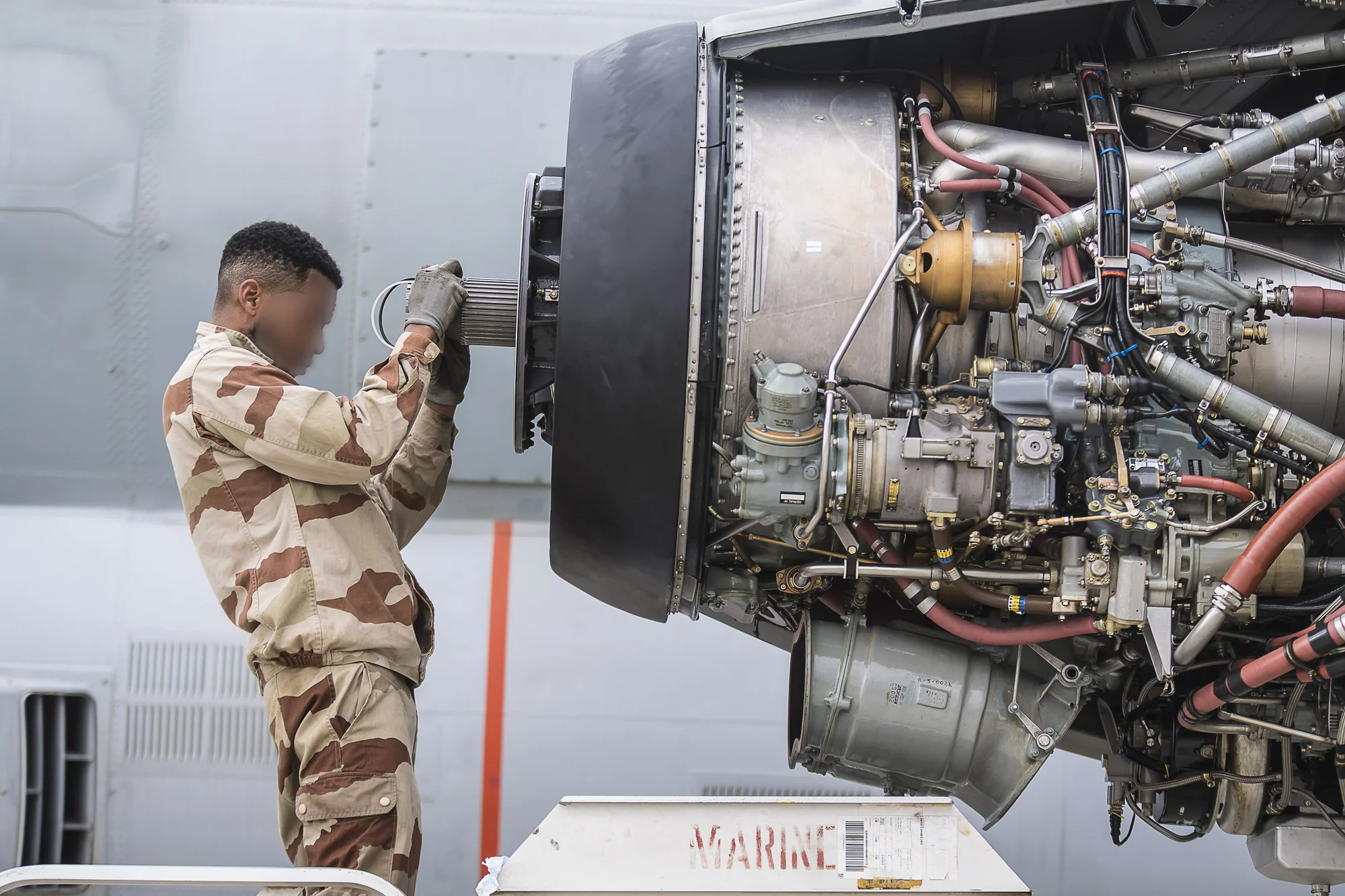 Changement d'une hélice sur un avion de patrouille maritime Atlantique 2