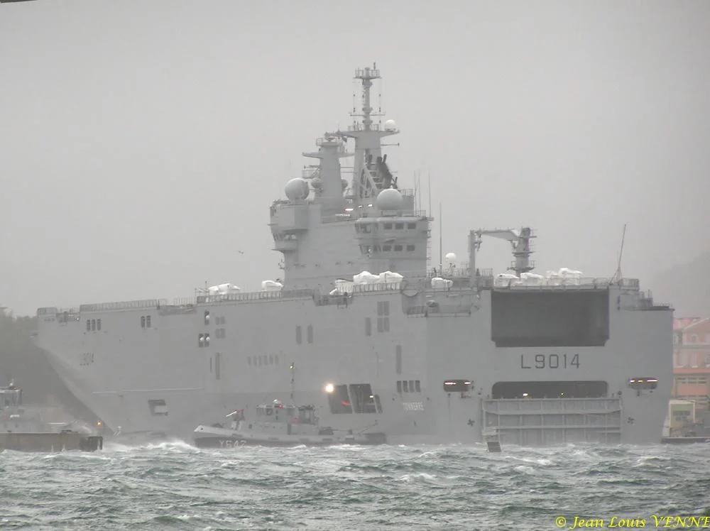 Des remorqueurs en soutien du BPC Tonnerre