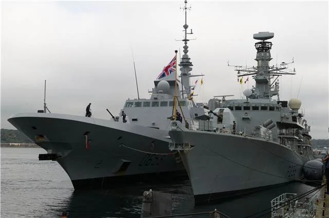 La frégate Languedoc, à couple d'un bâtiment de la Royal Navy