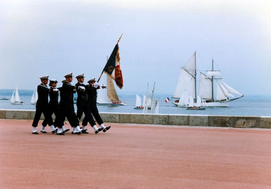 Cérémonie militaire à l'École navale