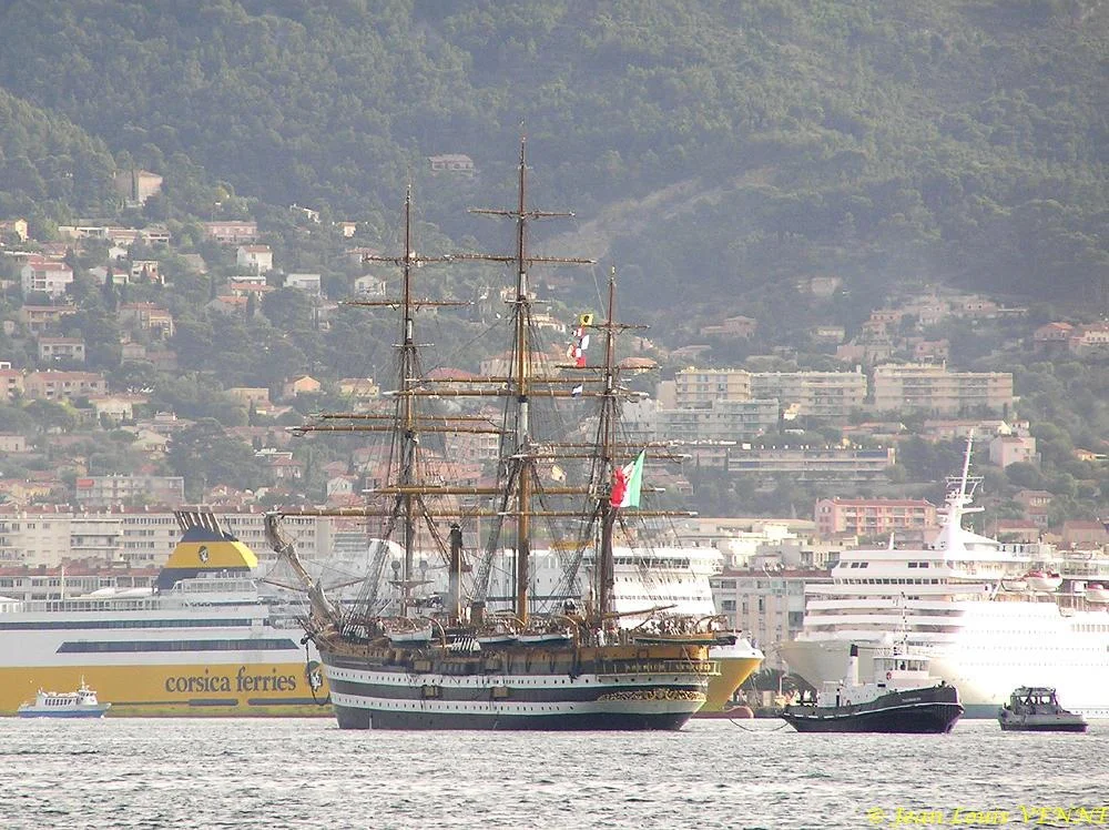 Le voilier école italien Amérigo Vespucci arrive à Toulon