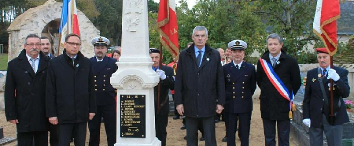 Une cérémonie pas ordinaire au monument aux morts de La Lande Chasles (49)