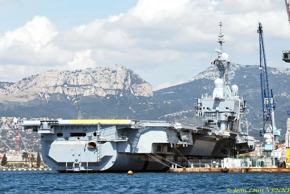 Le porte-avions Charles de Gaulle change de quai