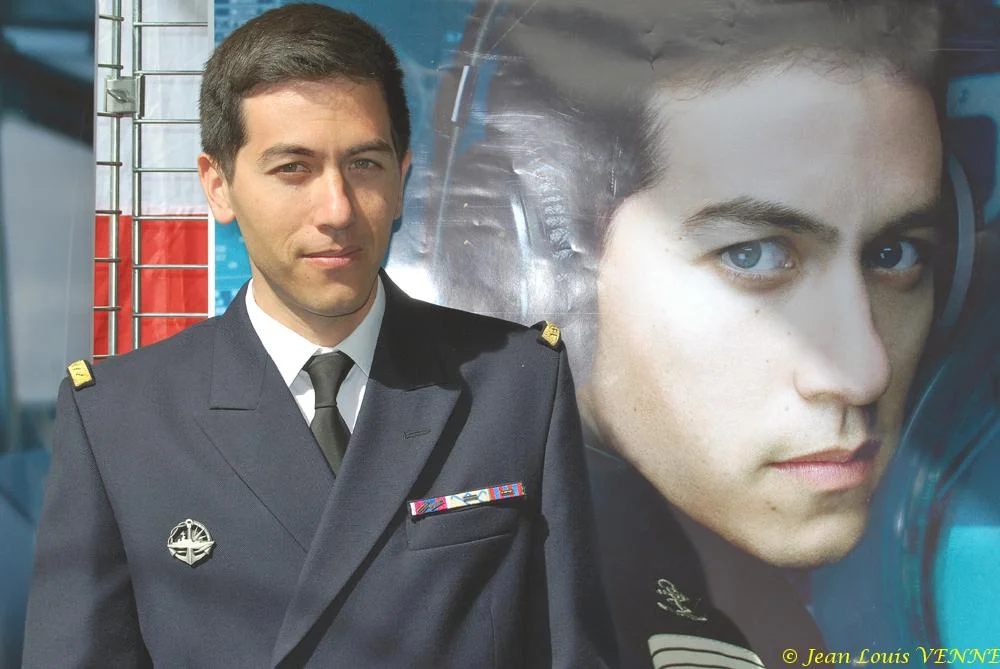 Les 2 marins devant les affiches de la campagne