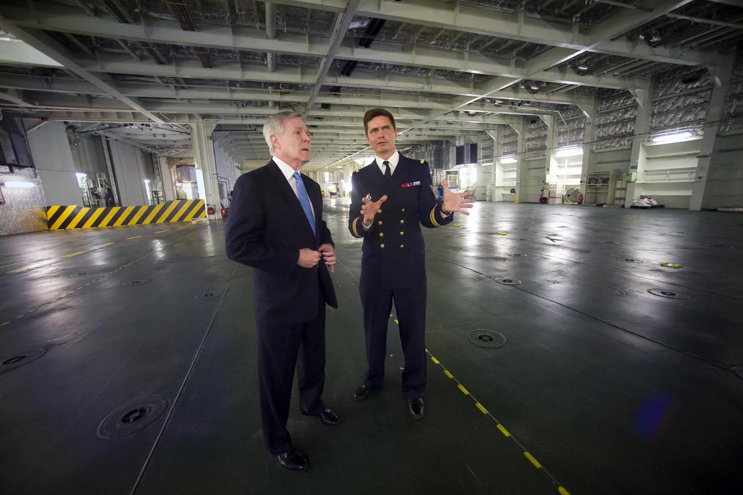 Visite des hangars avec le commandant