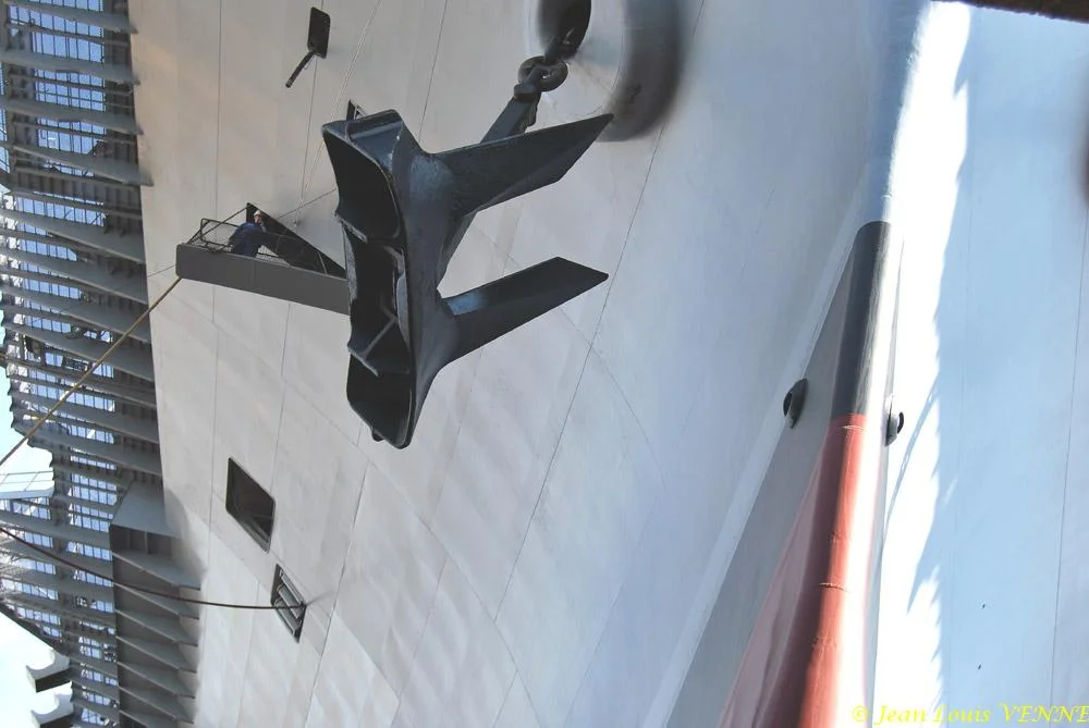 Le Charles de Gaulle ré-embarque ses lignes de mouillage