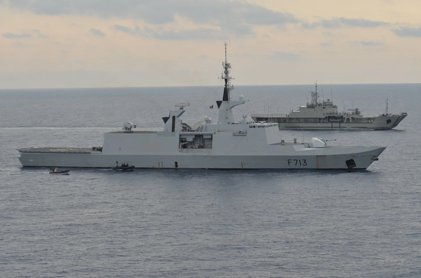 La frégate Aconit et le bâtiment algérien Kalaat Beni Hammad