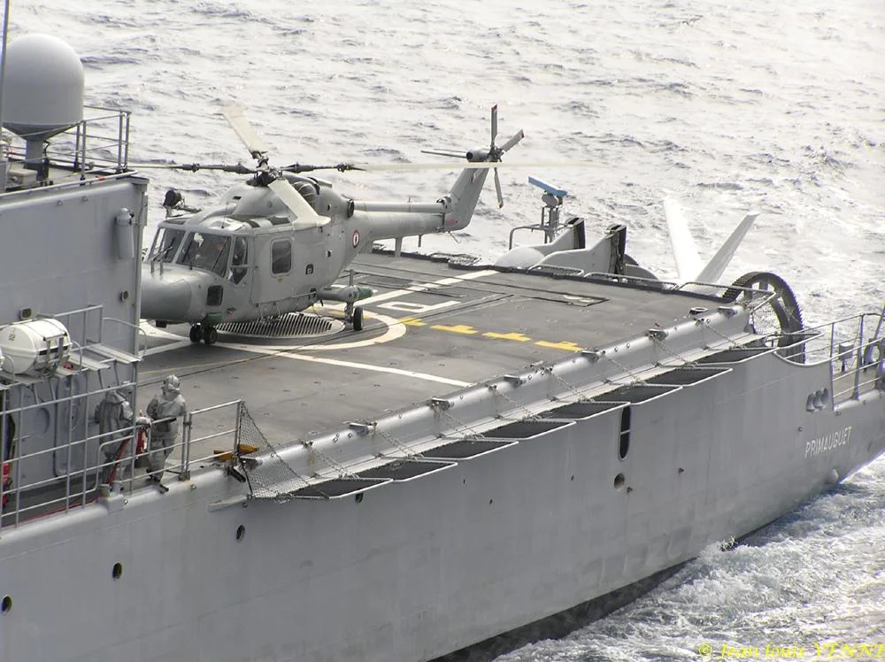 La frégate Primauguet se présente pour un ravitaillement à la mer