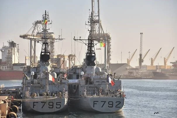 Passage de relais dans le port de Dakar entre le Cdt Ducuing et le PM L’Her