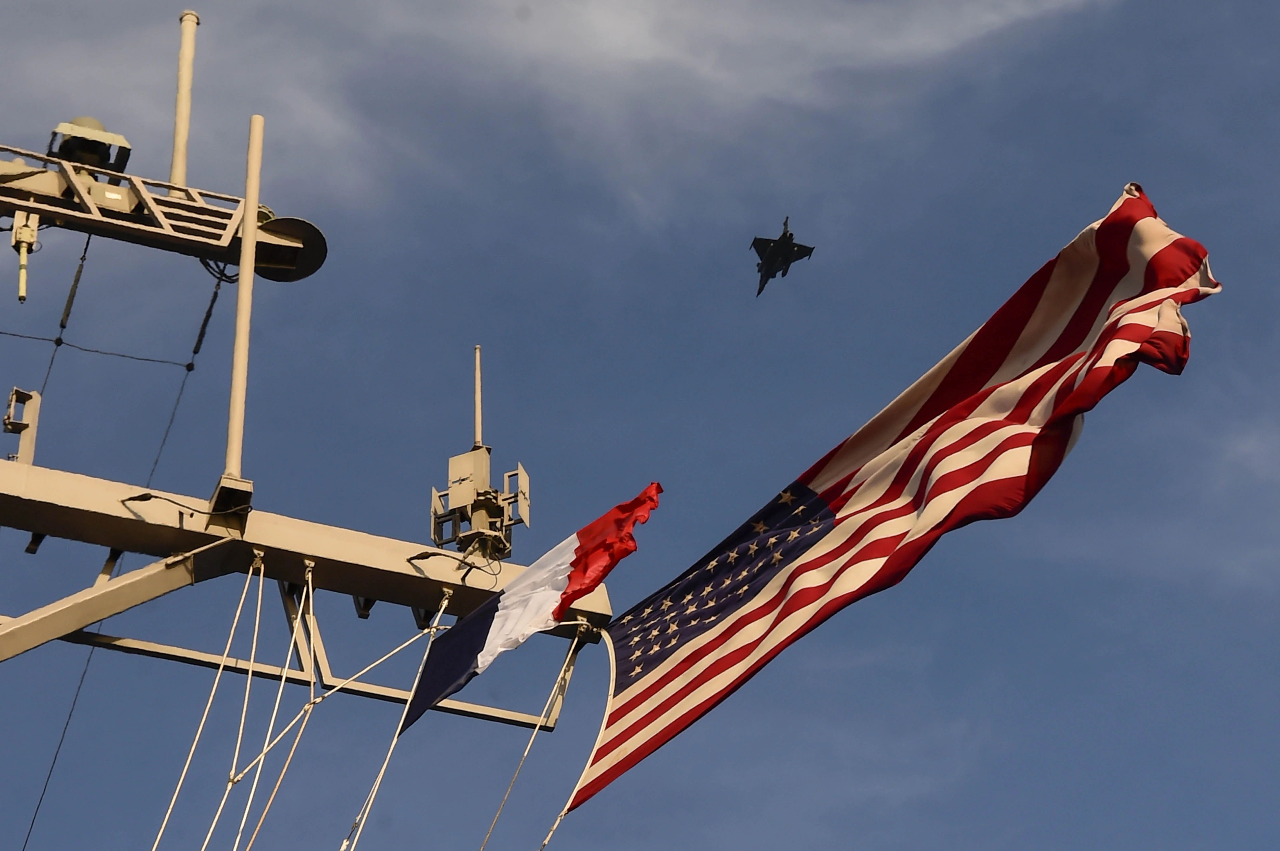 Un Rafale survolle l'USS Ross