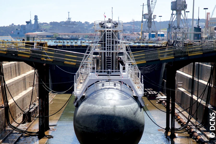 Un sous-marin nucléaire d'attaque au bassin