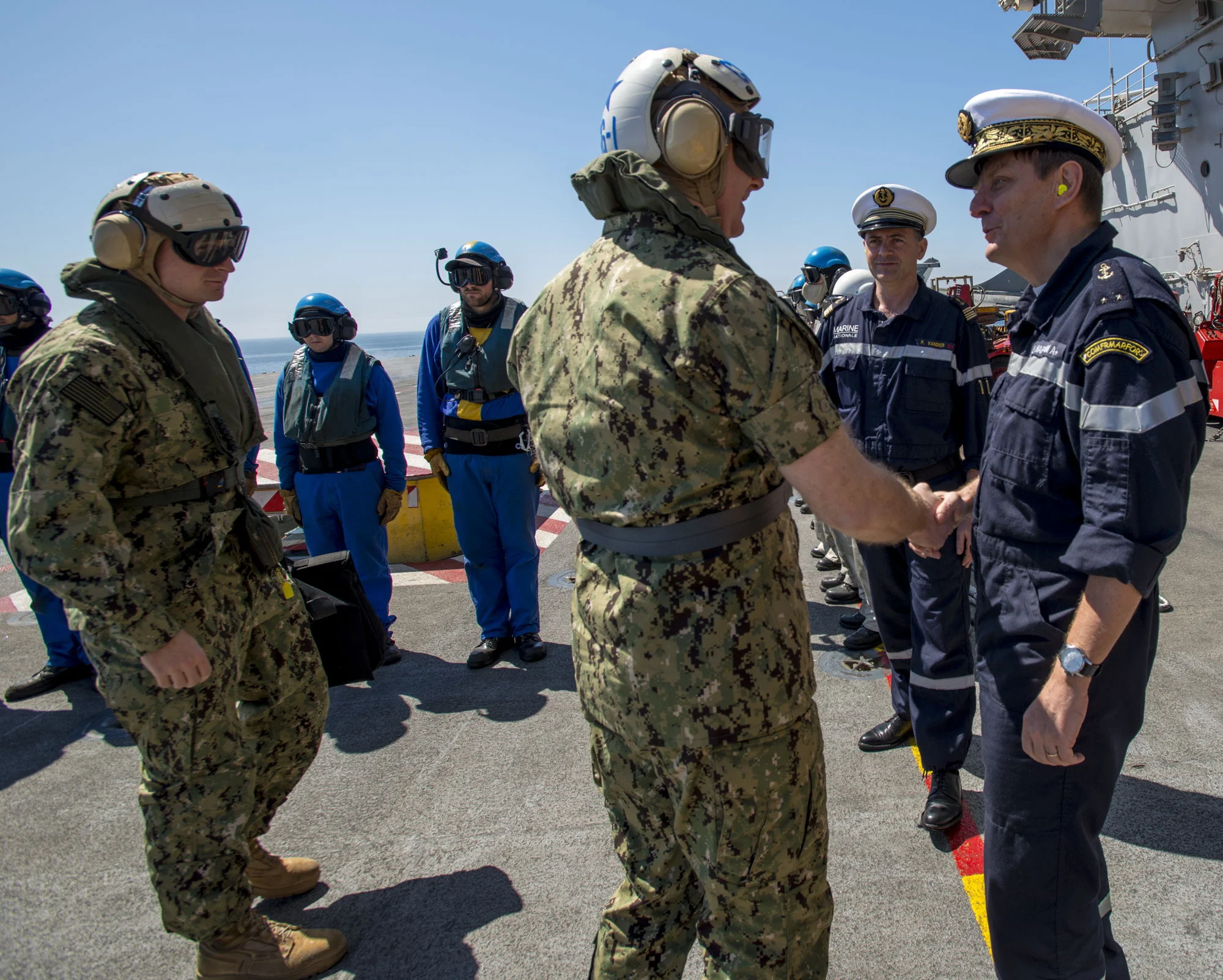 Le contre-amiral Christopher Grady, commandant du Carrier Strike Group (CSG) 1, est accueilli par le contre-amiral Eric Chaperon, commandant de la Force de réaction maritime, sur le pont du Charles de Gaulle