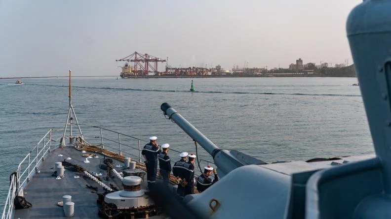 Le PM L'Her entre dans le port de Conakry