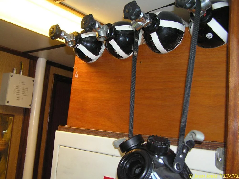 Réserve de bouteilles de plongée