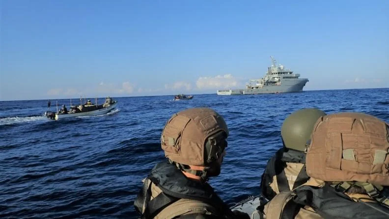 Le bâtiment de soutien Champlain conduit une opération de police de pêche