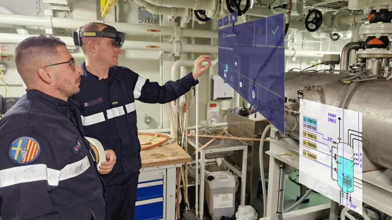La réalité augmentée est utilisée par la marine nationale lors des opérations de maintenance ou de formation