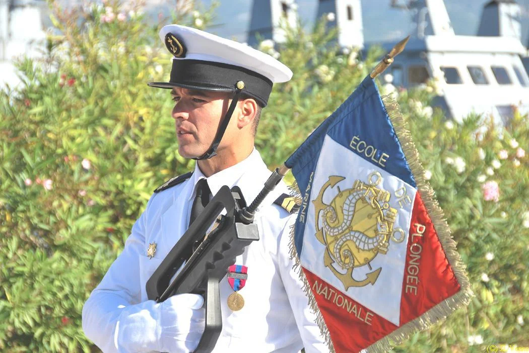 Le chef de la garde d'honneur et le fanion de l'école