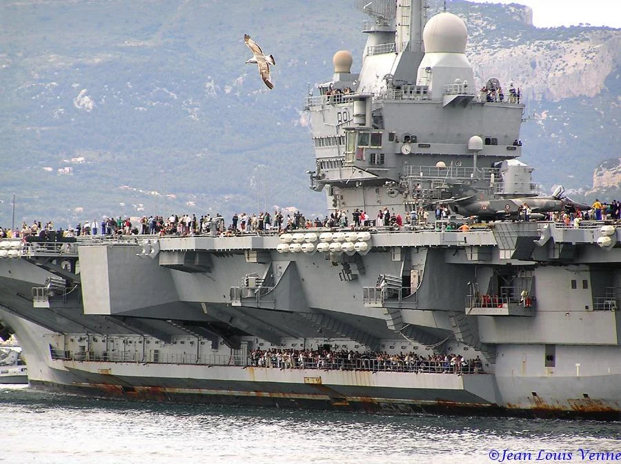 La sortie des familles du Charles de Gaulle