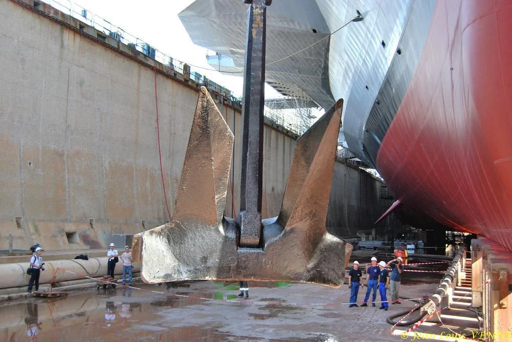 Le Charles de Gaulle ré-embarque ses lignes de mouillage
