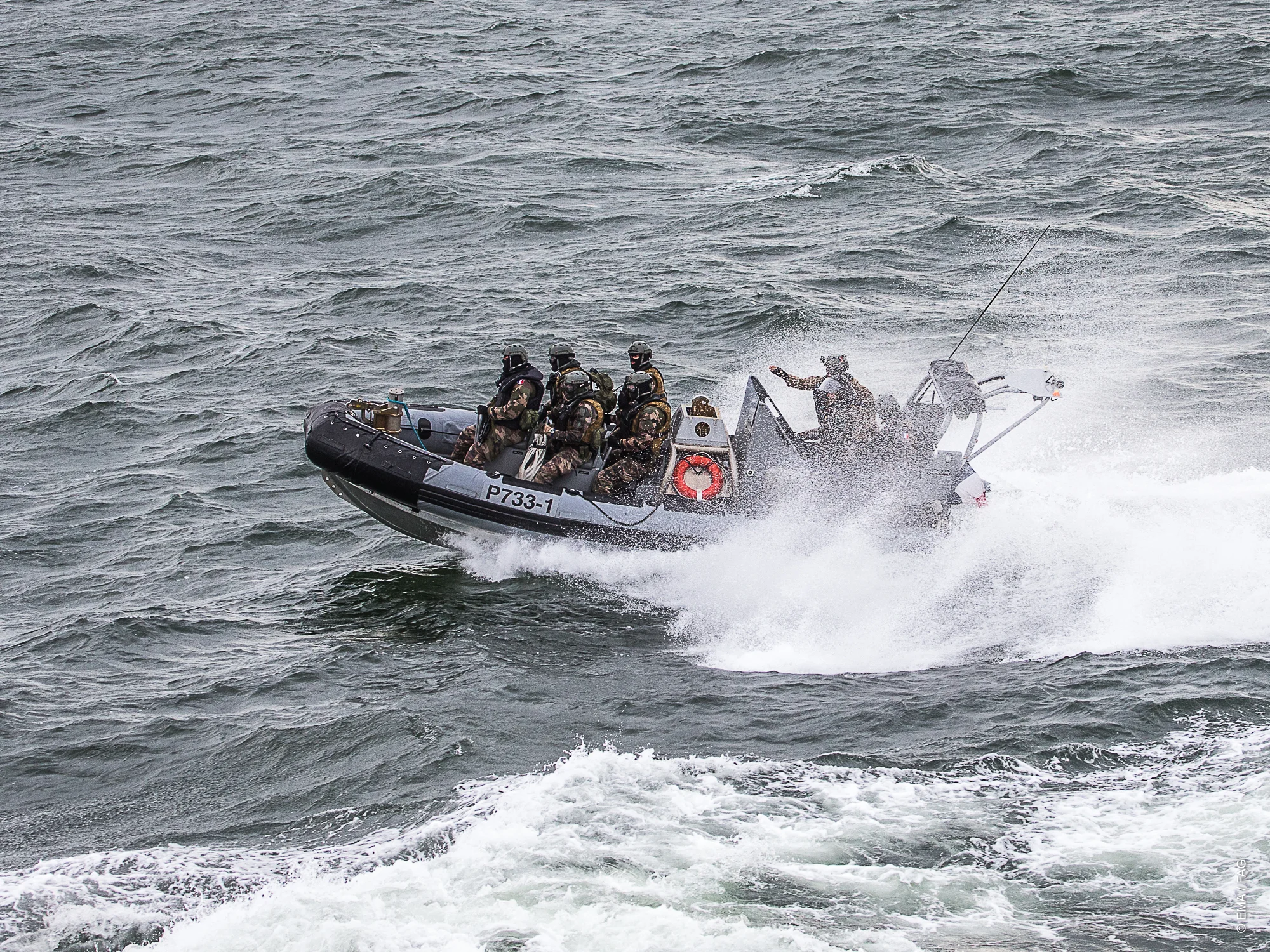 L'équipe de visite du patrouilleur La Résolue se dirige vers une tapouille en infraction