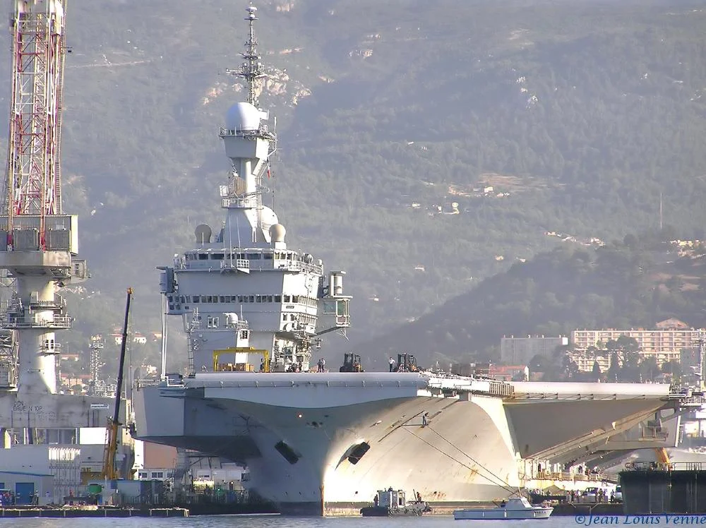 Le Charles de Gaulle entre au bassin