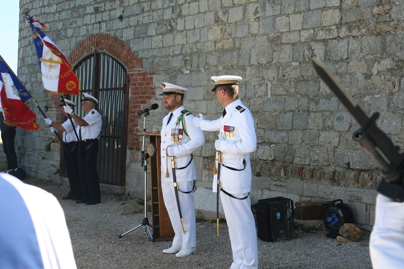Le capitaine de vaisseau de Jaurias fait reconnaite le capitaine de frégate Leroy comme commandant de l'équipage rouge du Rubis