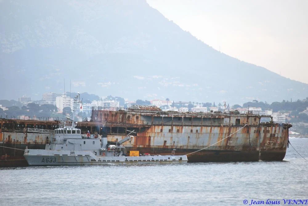 Arrivée à Toulon de la coque de l’ex-pétrolier Saône