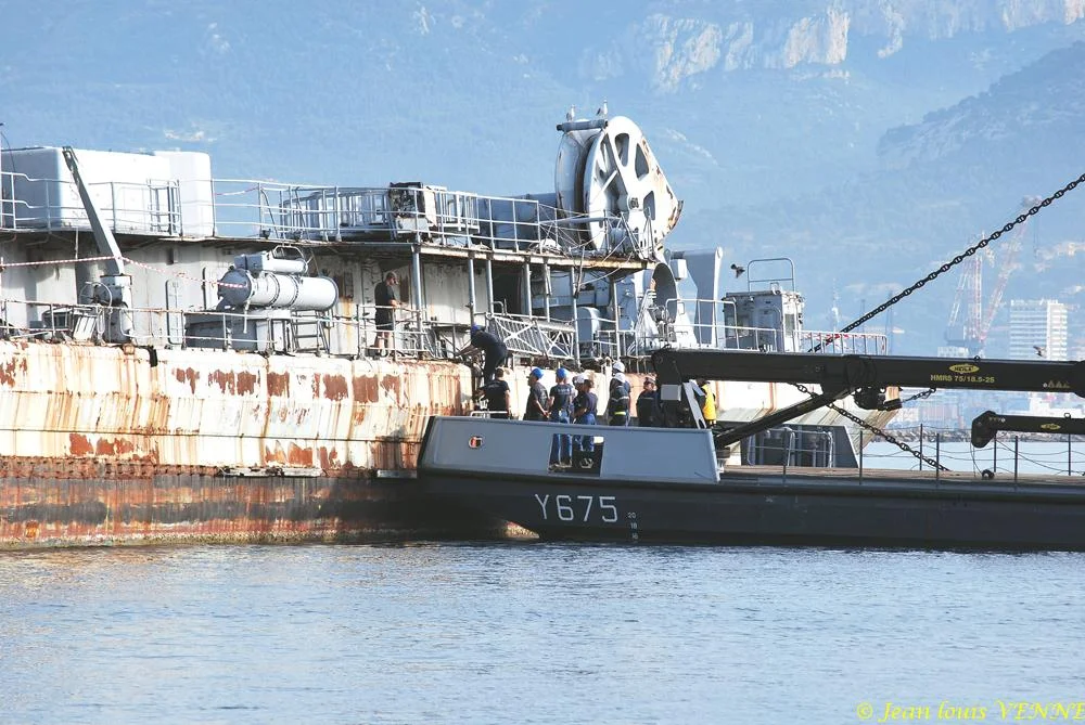 La coque de l’ex-aviso escorteur Commandant Rivière transférée de Saint-Mandrier à la base navale de Toulon