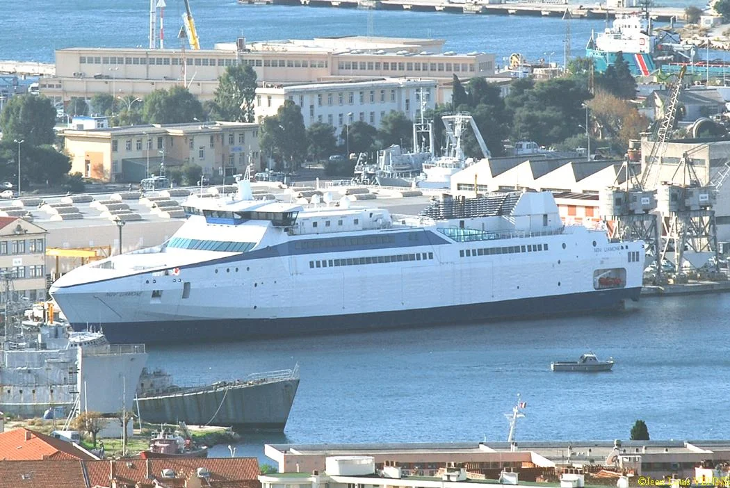 Le Liamone sort de la base navale de Toulon pour des essais