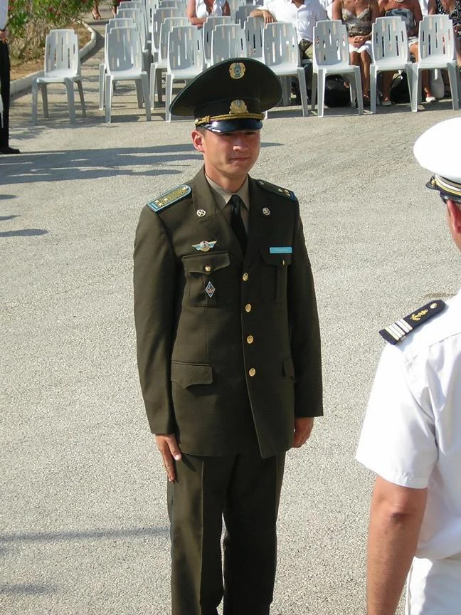 Un stagiaire du Kazakhstan reçoit son insigne de plongeur-démineur