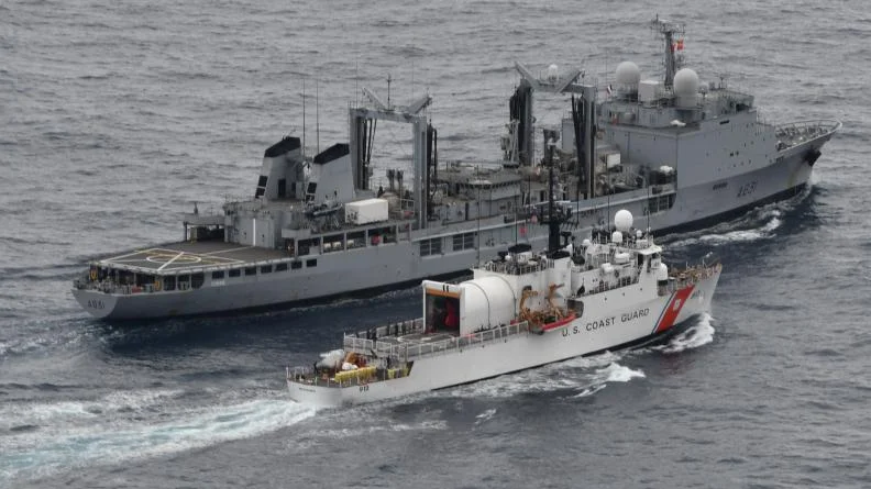 Le BCR Somme et un cotre des US Coast Guards USGC Mohawk