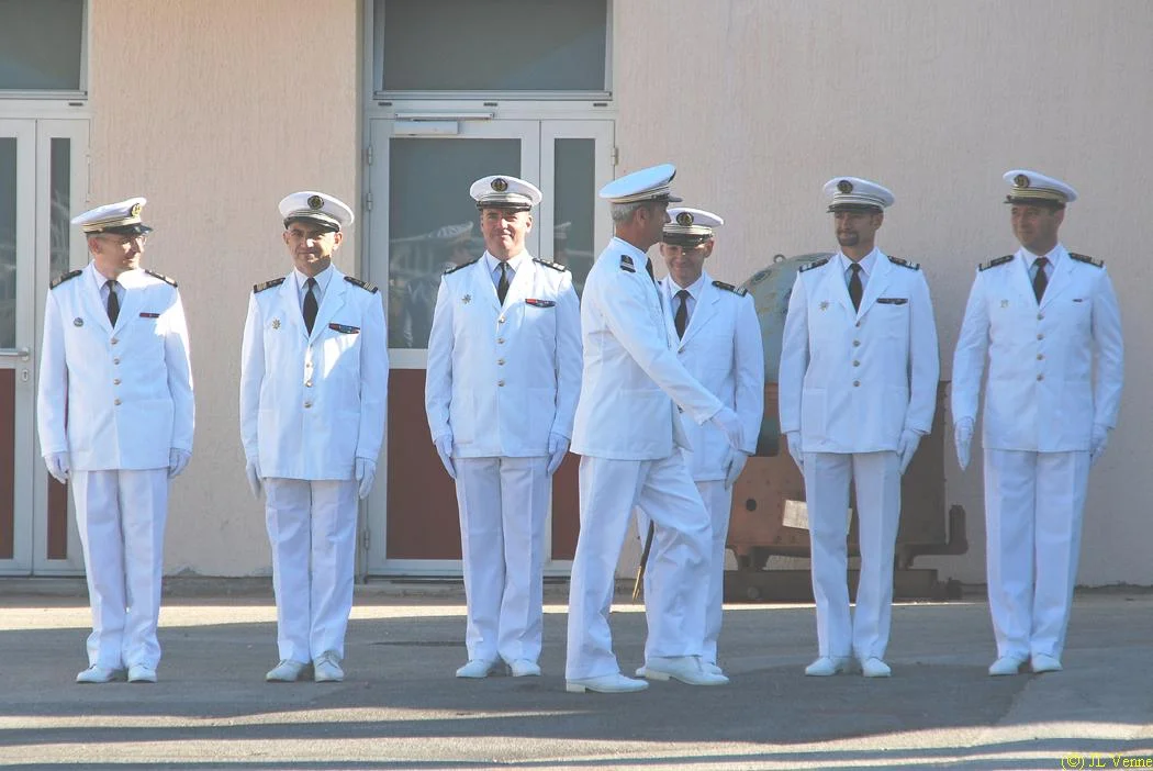 L'ancien commandant passe le personnel de l'école en revue