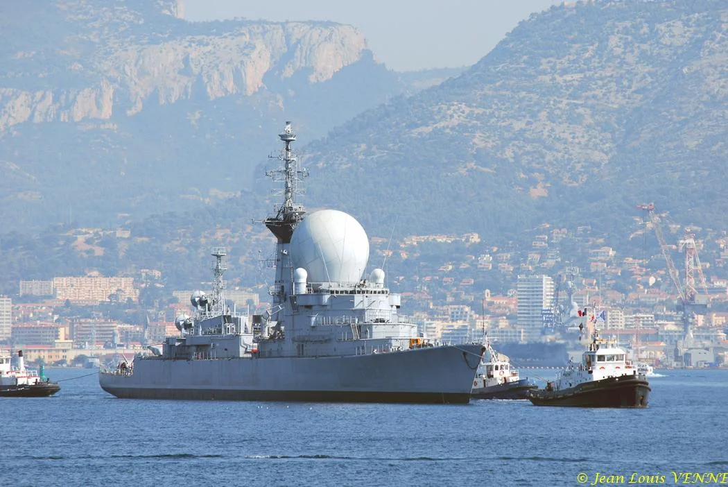 La coque de l'ex-Duquesne remorquée vers St-Mandrier