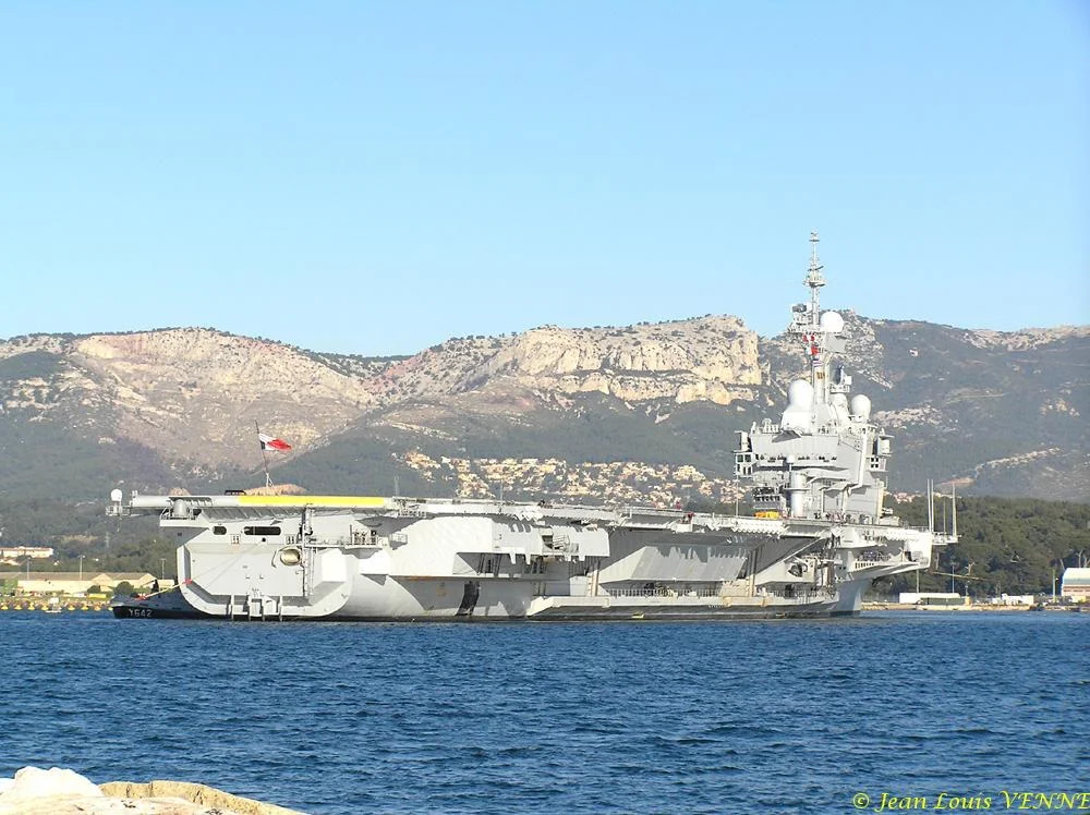 Le Charles de Gaulle appareille pour des essais aviation