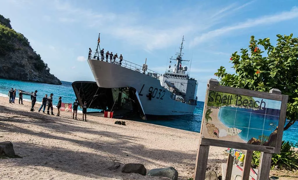 Le Dumont d’Urville effectue une reconnaissance de plage sur l’île française de Saint-Barthélemy