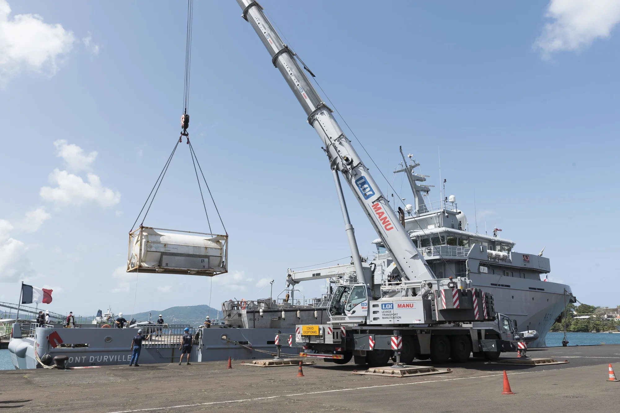 Embarquement d'un iso-conteneur d'oxygène à bord du BSAOM Dumont d'Urville