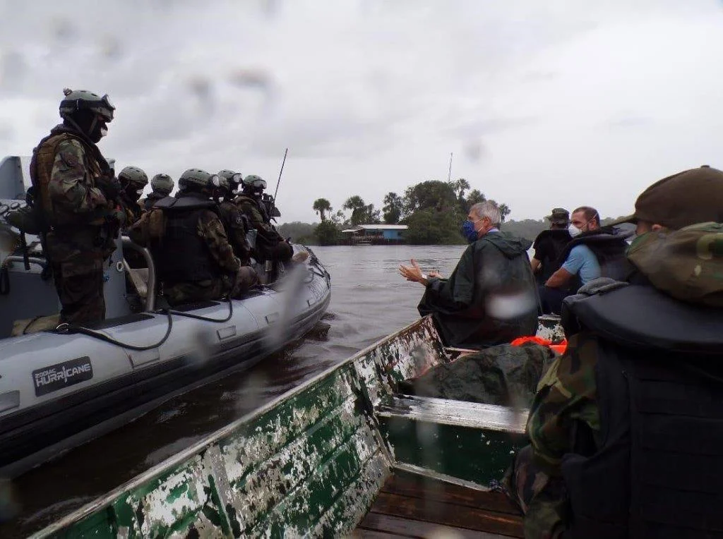 Une embarcation de drome opérationnelle (EDO) du PAG La Confiance contrôle une embarcation