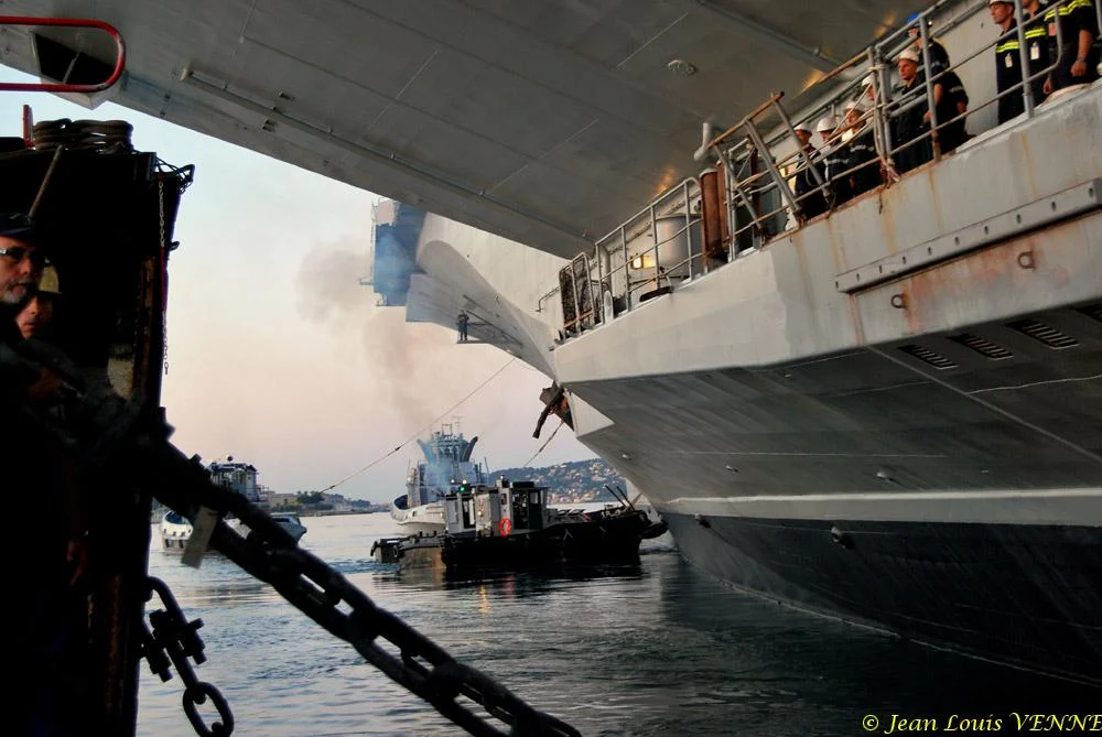Le Charles de Gaulle sort du bassin