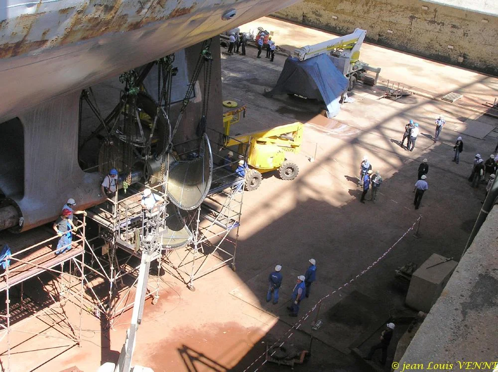 Des ouvriers de DCNS en fond de bassin