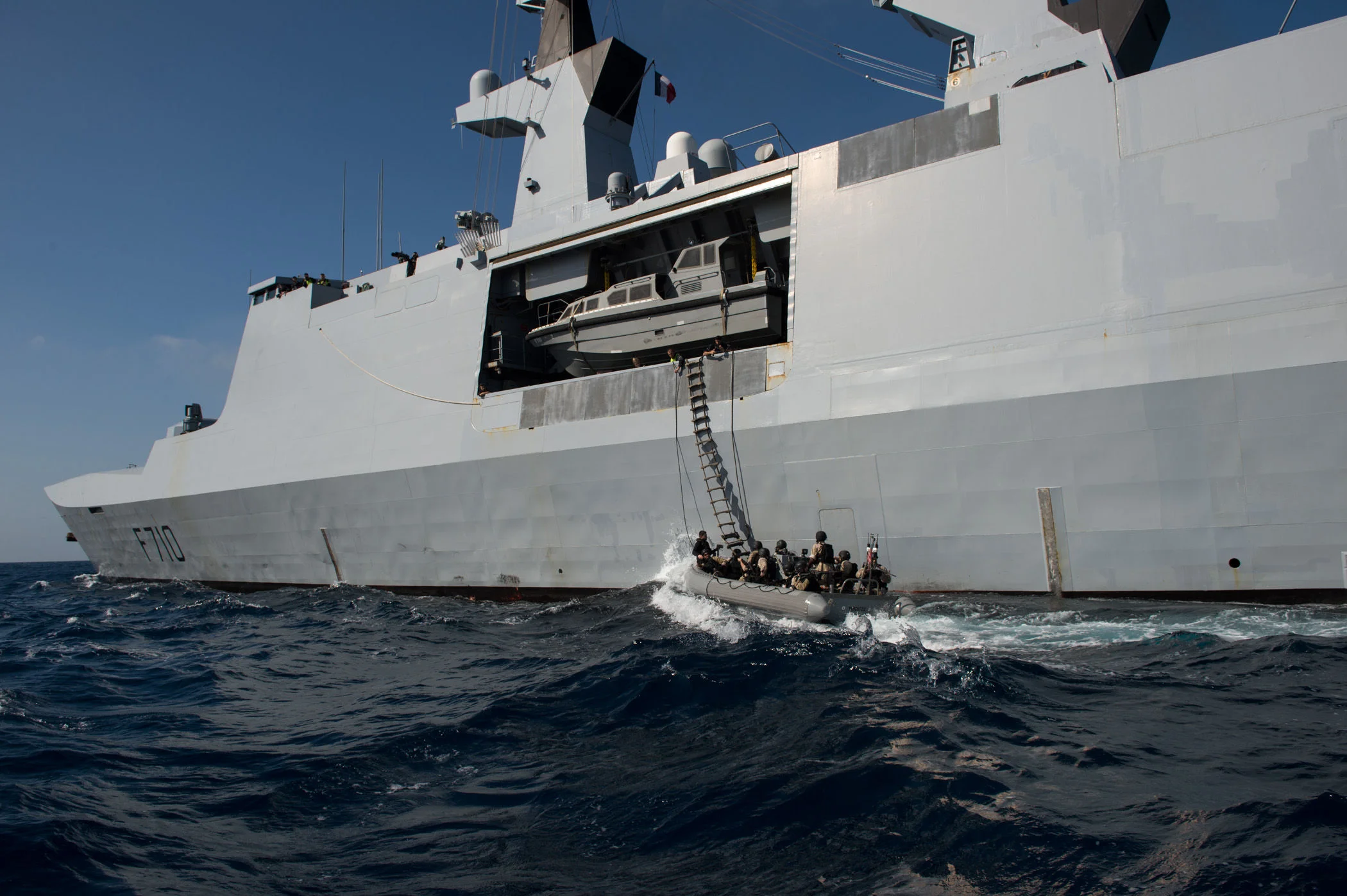 Une équipe de visite du destroyer USS Donald Cook se prépare à monter à bord de la frégate La Fayette