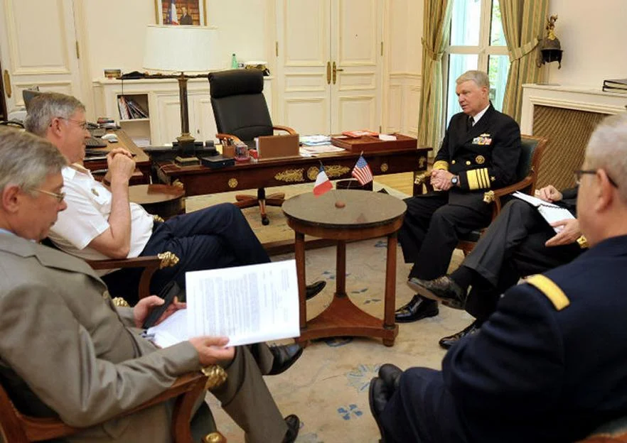 L'amiral Gary Roughead, Chief of Naval Operations (CNO), rencontre l'amiral Edouard Guillaud, chef d'état-major des Armées